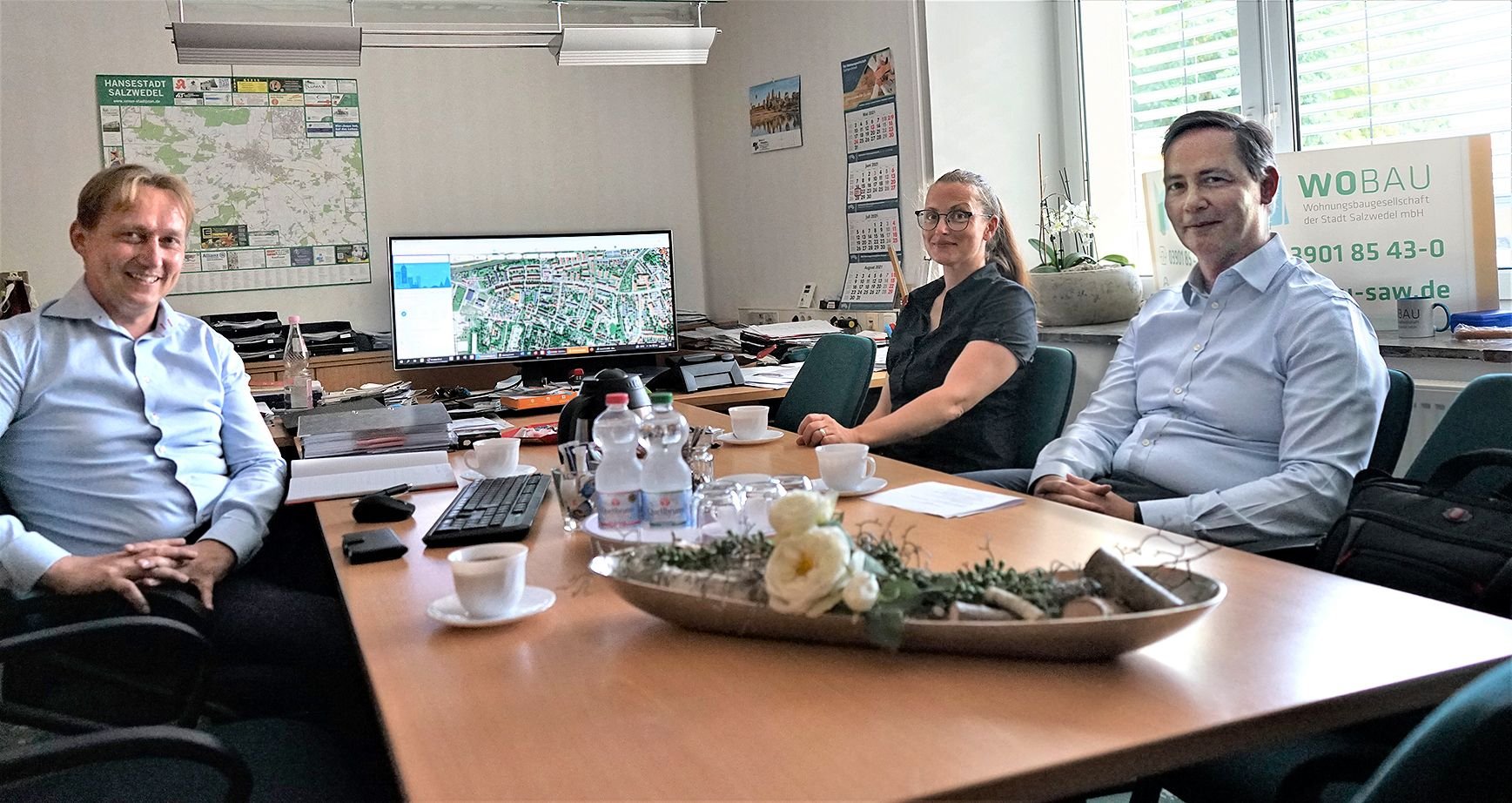 Wobau-Chef Christan Mertens (von links) im Gespräch mit Jessica Kuhle sowie Andreas Seifert von Avacon Connect.