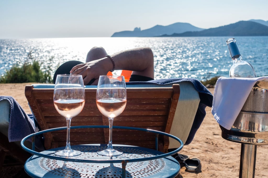 Chillen am Strand Es Codolar: Das Lifestyle-Urlaubsziel Ibiza wartet auf Gäste.