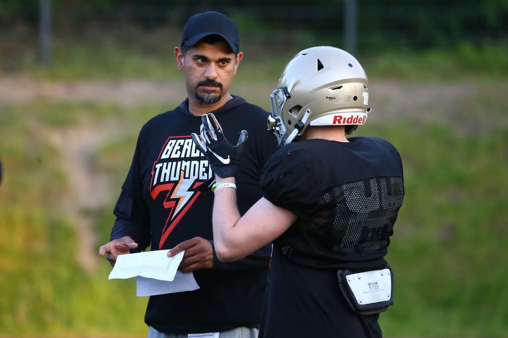 Cheftrainer Jag Bal von den Berlin Thunder spricht mit einem Spieler.