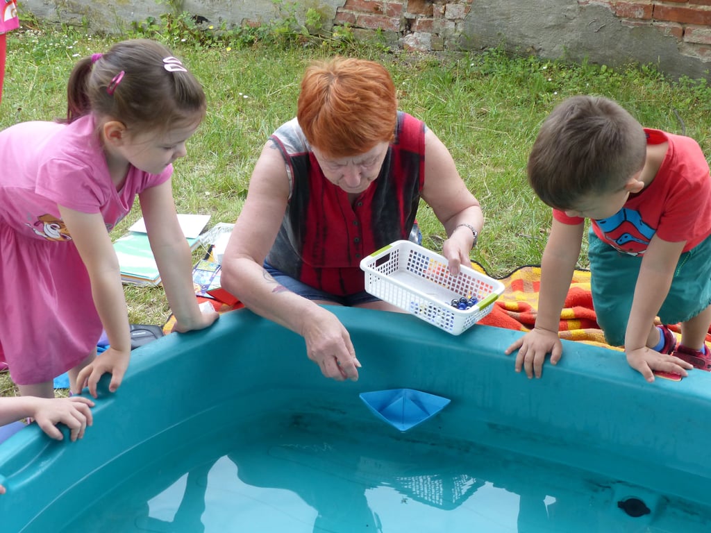 Wie vielseitig Papier ist, konnten die Kinder selbst bestaunen. Es kann sogar schwimmen und hält dabei einiges an Gewicht aus.