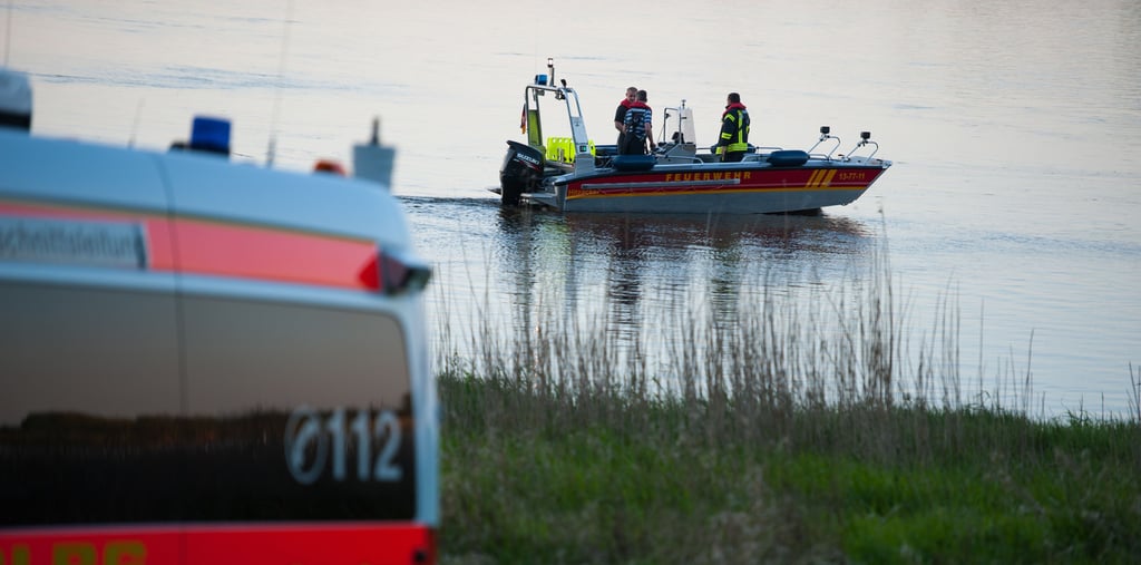 Rettungskräfte der Feuerwehr auf einem See im Einsatz.