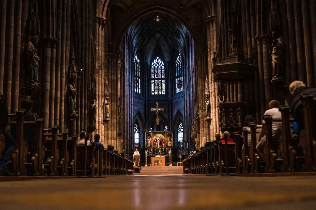 Gottesdienst in einer katholischen Kirche. Unter anderem in Köln gibt es seit Monaten eine Welle von Kirchenaustritten. (Symbolbild)