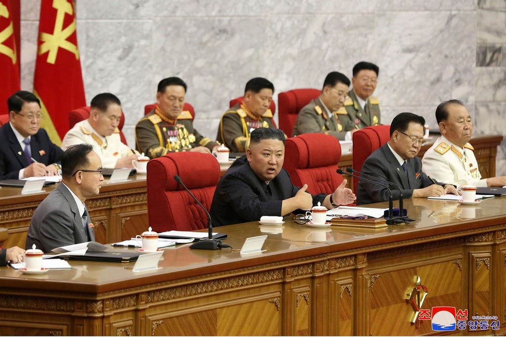 Der nordkoreanische Machthaber Kim Jong Un (M) während einer Versammlung der Arbeiterpartei.