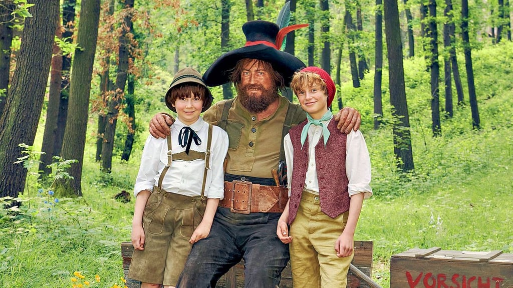 Ein erstes Szenenfoto aus der neuen Verfilmung vom ?Räuber Hotzenpoltz?: Hauptdarsteller Nicholas Ofczarek posiert im Harzwald mit Kasperl (Hans Marquardt, rechts) und Seppel (Benedikt Jenke). Gedreht wurde unter anderem auch in Blankenburg.