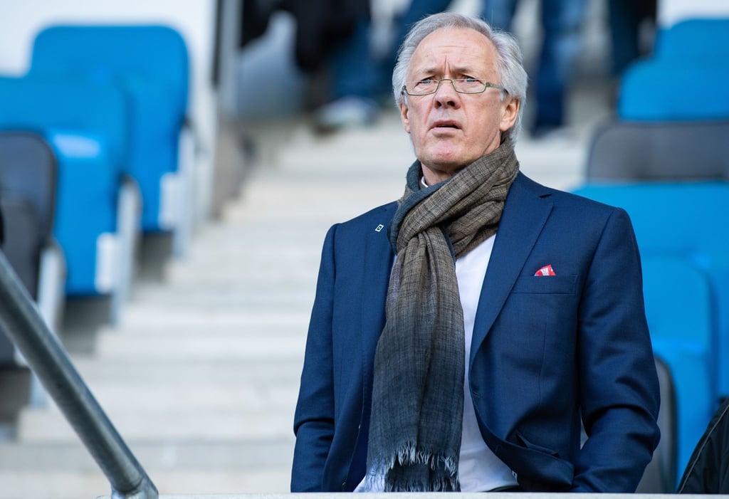HSV-Club-Manager Bernd Wehmeyer steht vor dem Spiel auf der Tribüne.