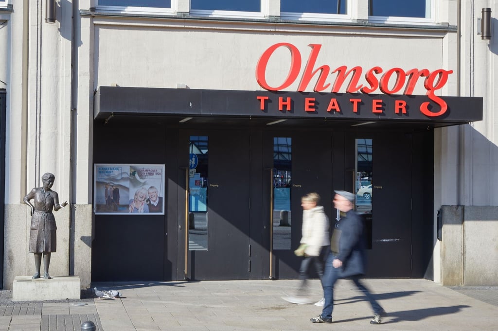 Passanten gehen am Eingang des Ohnsorg Theaters vorbei.