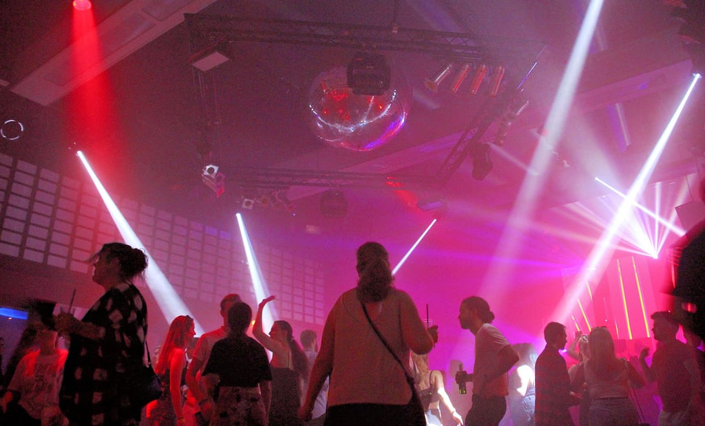 Die Tanzfläche in der Schorre ist am Samstagabend gut gefüllt. Eine Maske beim Tanzen trägt niemand.