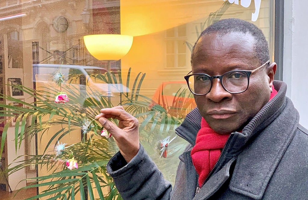 Karamba Diaby im Januar 2020 vor der zerstörten Fensterscheibe seines Büros in der Kleinen Ulrichstraße
