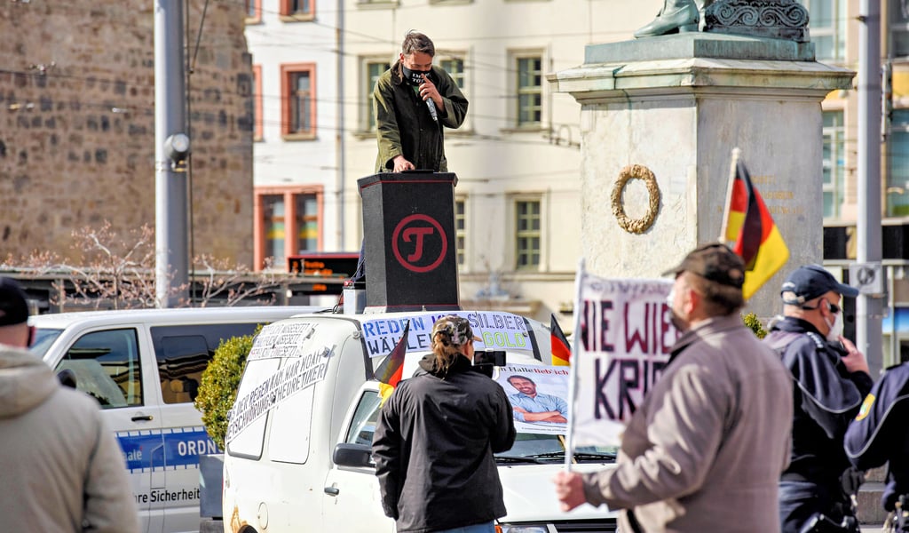 Demonstrationen von Kritikern der Corona-Maßnahmen prägen auch in Halle immer wieder das Stadtbild. Der Verfassungsschutz verortet bundesweit mehr als die Hälfte der als rechtsextrem eingestuften Corona-Demos in Halle. Sven Liebich (Mitte) ist für die meisten davon verantwortlich.