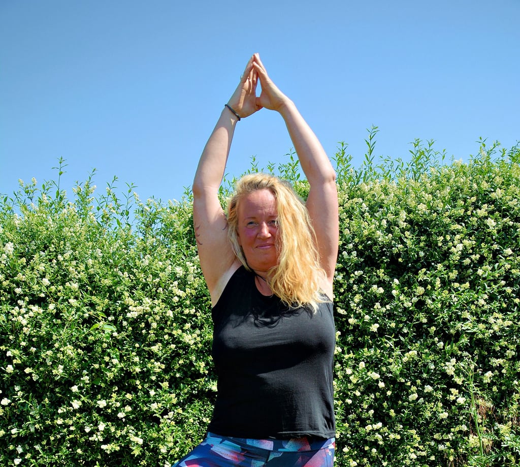 Yoga-Lehrerin Inka Ueckermann paraktiziert die Pose des Baumes für mehr Standfestigkeit im bildlichen und übertragenen Sinne.