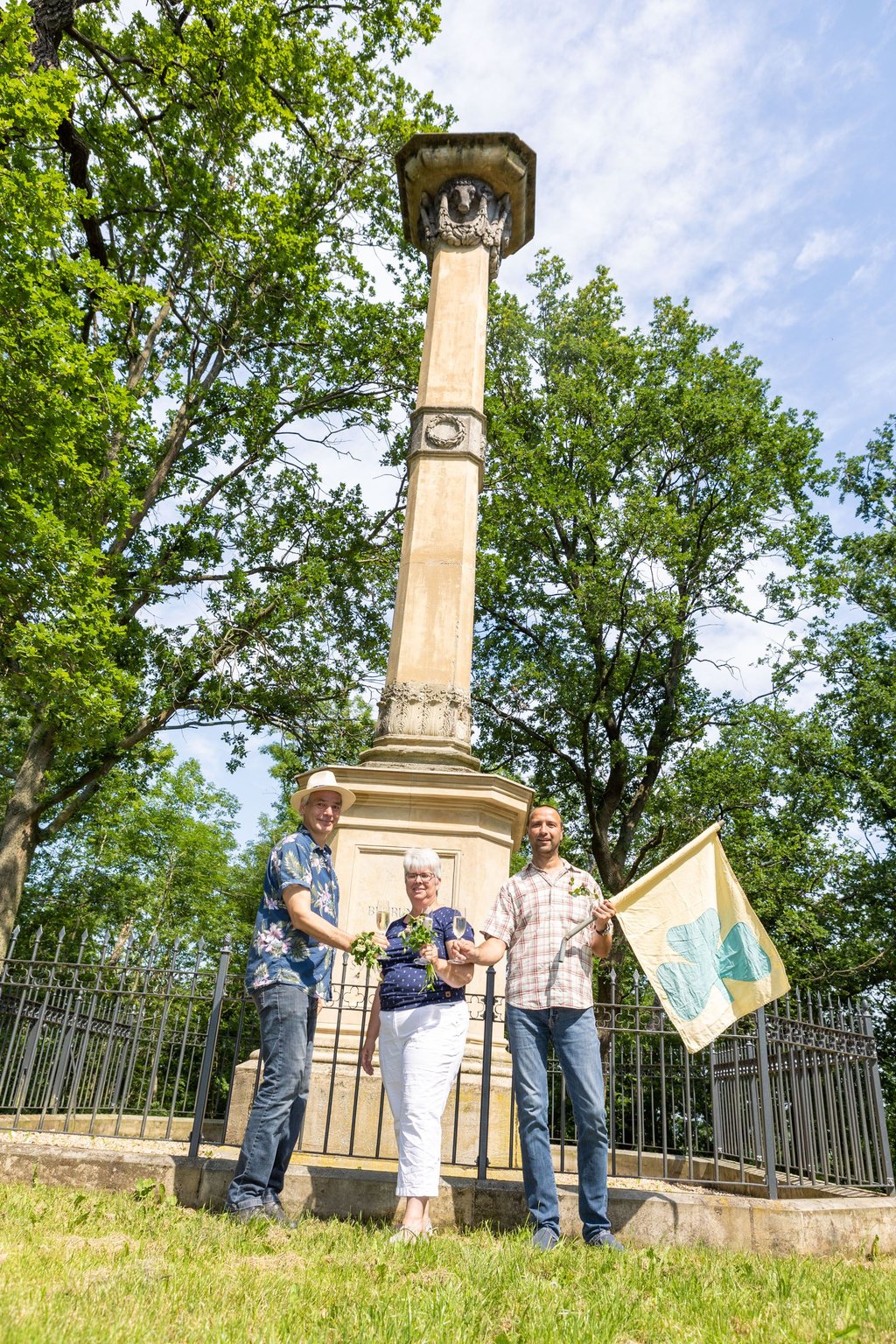 Am 19. Juni 1851 wurde das Denkmal eineweiht. 170 Jahre später wird das Kleefest immer noch gefeiert. Stefan Pöschel (links), Doris Schmelzer und Lars Reißmann halten die Fahne für den Verein hoch.