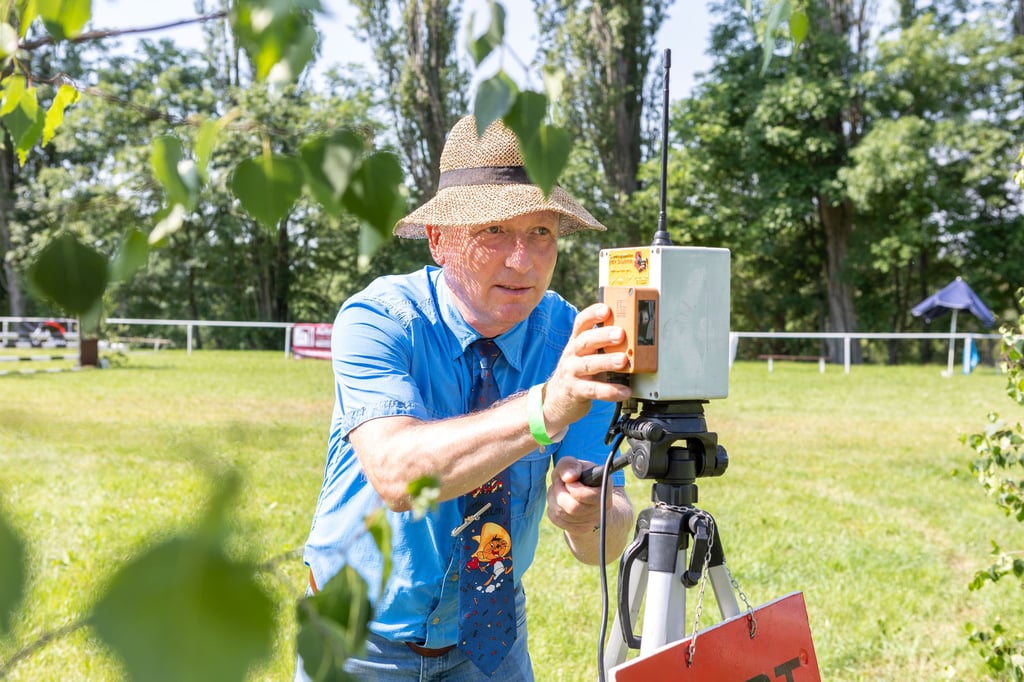 Parcourschef Frank Bergmann justiert die Technik für die Zeitabnahme.
