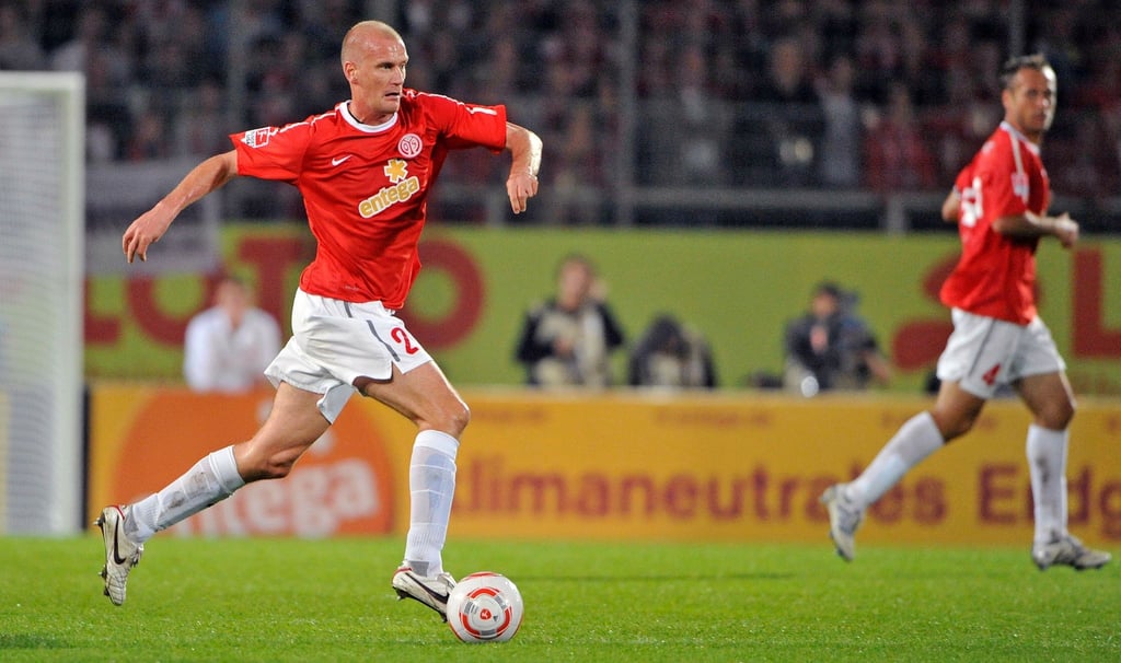 Der Mainzer Miroslav Karhan am Ball.
