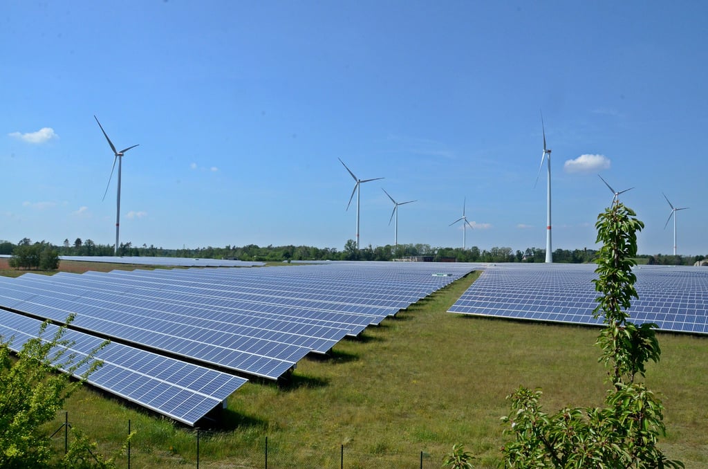 Im Energiepark auf dem Flugplatz soll in Kürze grüner Wasserstoff produziert werden. Dazu wird auf dem Areal ein sogenannter Elektrolyseur errichtet.