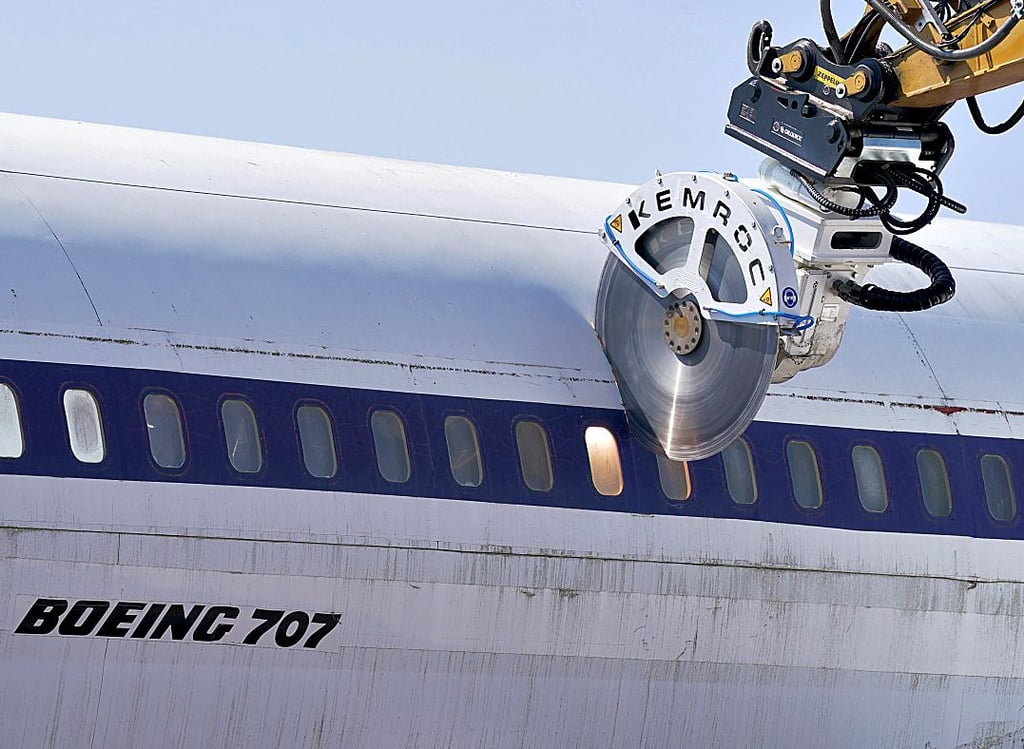 Die riesige Hydraulik-Säge macht aus dem stolzen Langstrecken-Jet der Lufthansa im Handumdrehen eine Portion Aufschnitt.