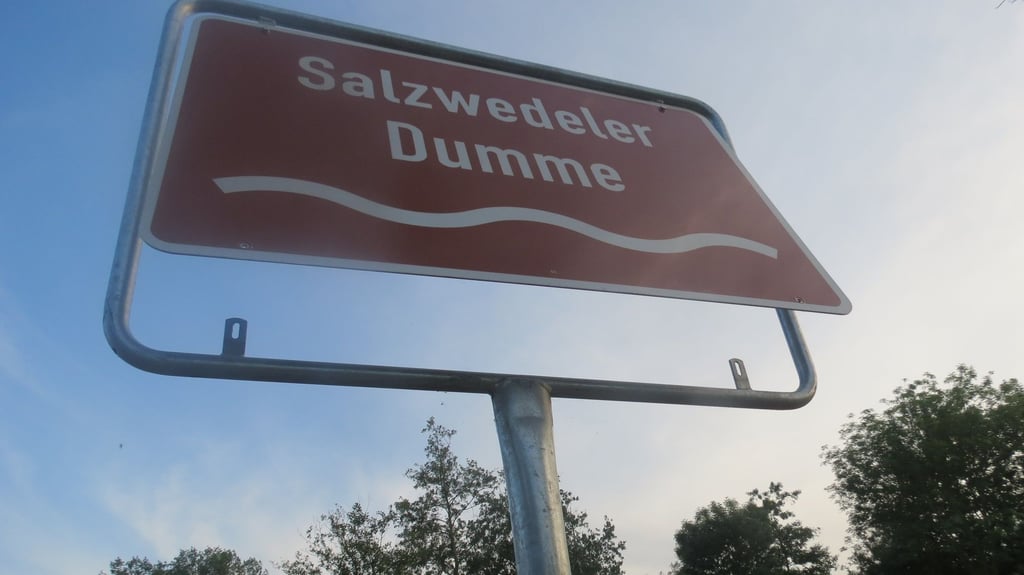 "Salzwedeler Dumme": Dieses Straßenschild war Objekt der Begierde von zwei jungen Männern.