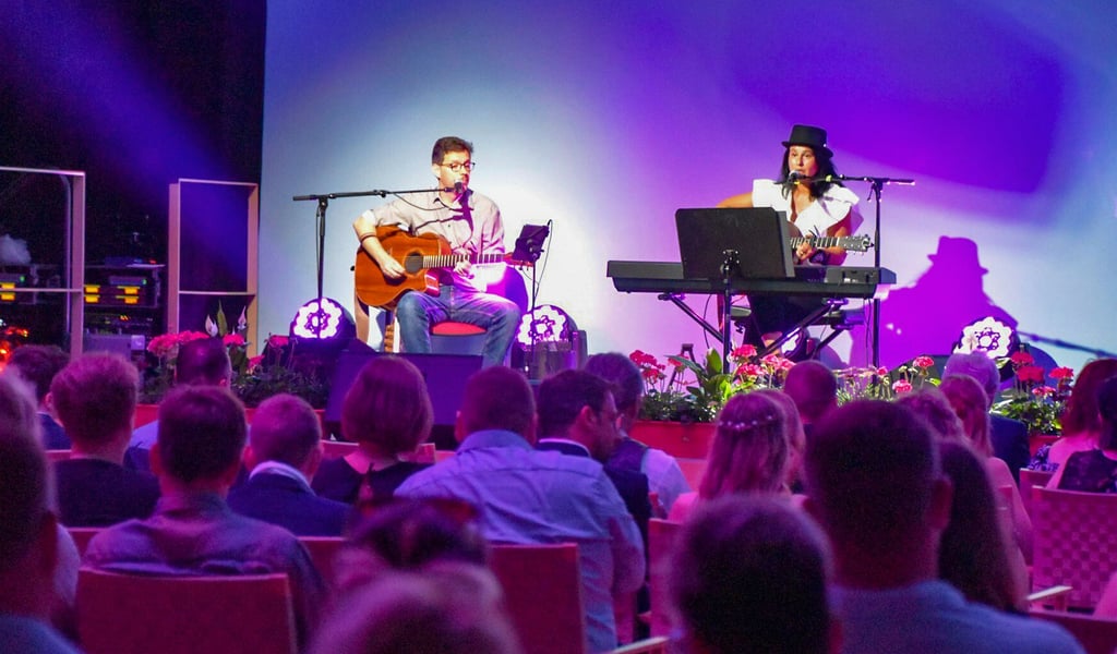 Die Musik auf der Jugendweihefeier spielten die „Zwei im Gartenhäuschen“, Elena Bianchi und Jan P. Pajak.