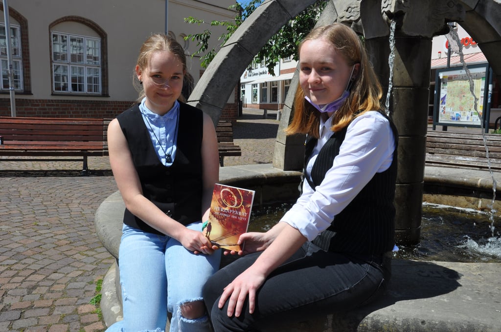 Die Schwestern Alina (links) und Julie Ondraczek haben ein Buch geschrieben, das gerade erschienen ist: "Herzapparat - Die Herren der Lüfte". Die 17-jährigen Zwillinge kommen aus Letzlingen und besuchen das Gardelegener Gymnasium.
