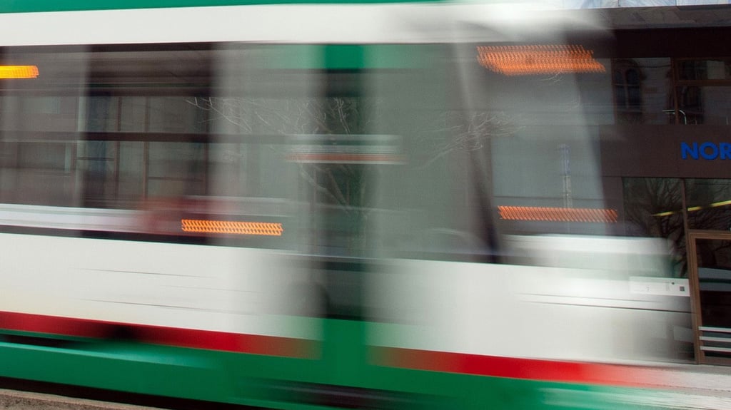 In Magdeburg bepöbelte ein Mann in einer Straßenbahn erst mehrere Personen und schlug dann auch noch zu.
