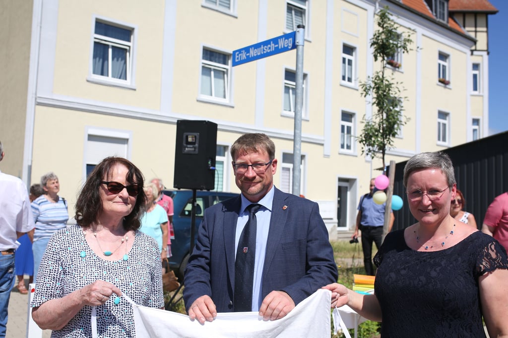 Evelin Wittich (Vorsitzende Erik-Neutsch-Stiftung), Oberbürgermeister Bert Knoblauch (CDU), Stadtratsvorsitzende Cornelia Ribbentrop (SPD).