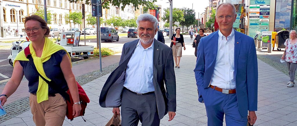 SPD-Landeschefin Juliane Kleemann mit Wirtschaftsminister Armin Willingmann (Mitte) und dem Zerbster Bürgermeister Andreas Dittmann auf dem Weg zur Sondierungsrunde.