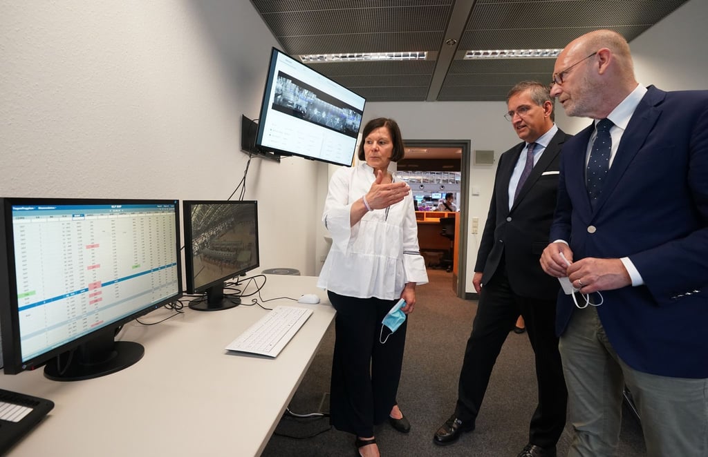 Stefanie Harder erklärt Michael Eggenschwiler und Michael Westhagemann (parteilos) die neue Leitstelle.