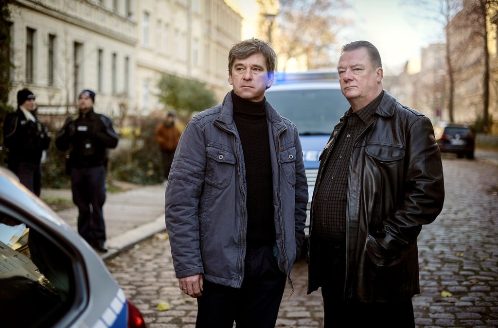Kommissar Michael Lehmann (Peter Schneider, l.) und Kommissar Henry Koitzsch (Peter Kurth) am Tatort in einer Szene des "Polizeiruf 110 - An der Saale hellem Strande" (undatierte Aufnahme).