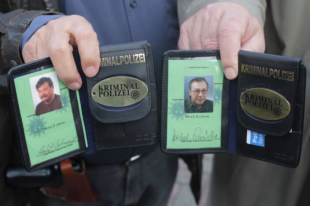 Die Dienstausweise der TV-Kommissare Wolfgang Winkler (l.) in der Rolle von Herbert Schneider und Jaecki Schwarz als Herbert Schmücke, aufgenommen während der Dreharbeiten zum Krimi «Polizeiruf 110».