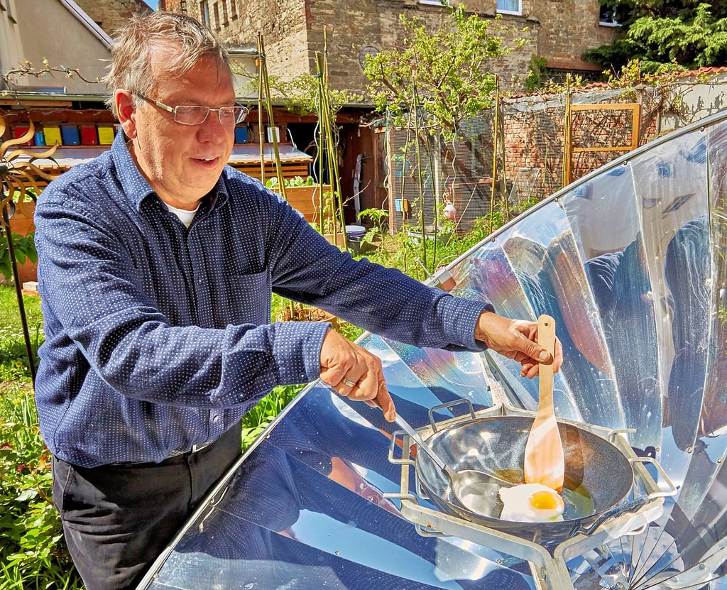 Reinhard Dasbach hat sich in seinem Garten ein Sonnenherd gebaut. Der sieht zwar erstmal ungewöhnlich aus, kann aber wie ein normaler Küchenherd genutzt werden - zum Beispiel, um sich ein Spiegelei zu braten.