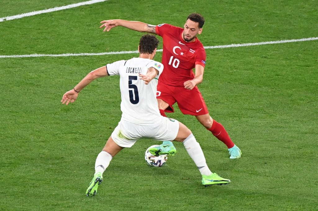Der Türke Hakan Calhanoglu (r) könnte zu Inter Mailand wechseln.
