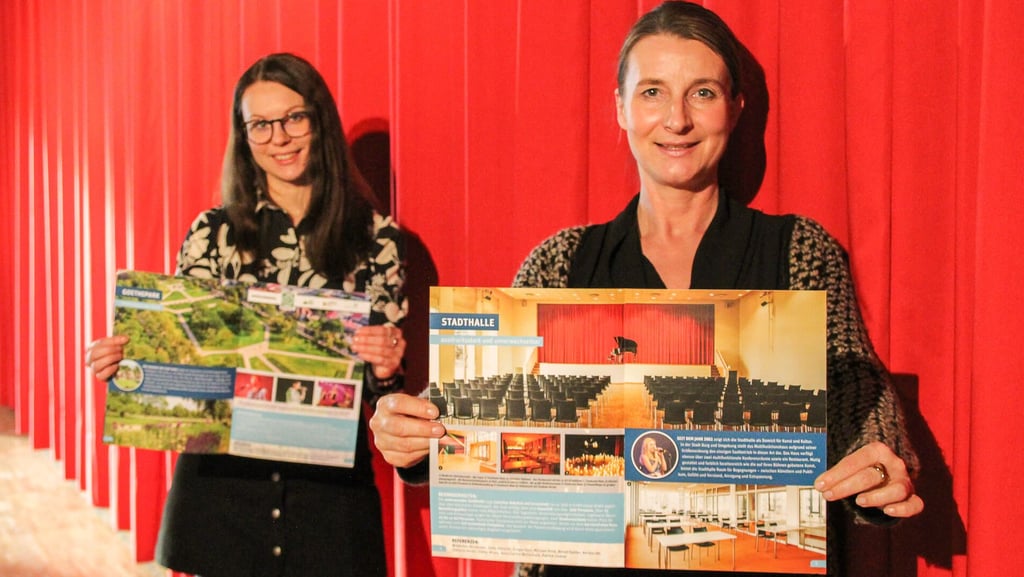 Maraike Schichold und Anke Düsterhöft mit der neuen Veranstaltungsbroschüre für die Stadthalle Burg.