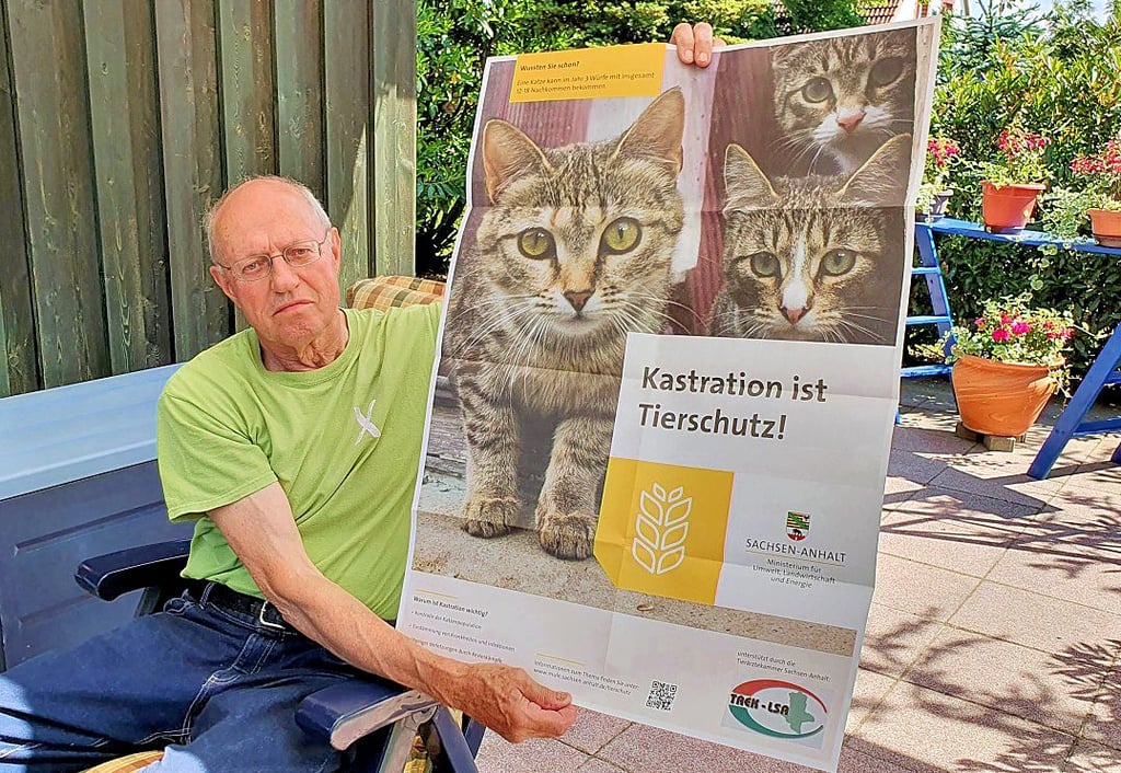 Das, was der Tierschutzgruppe besonders wichtig ist, zeigt Holger Schulz hier auf einem neuen Plakat des Bundesverbandes Tierschutz: die Kastration von Katzen.
