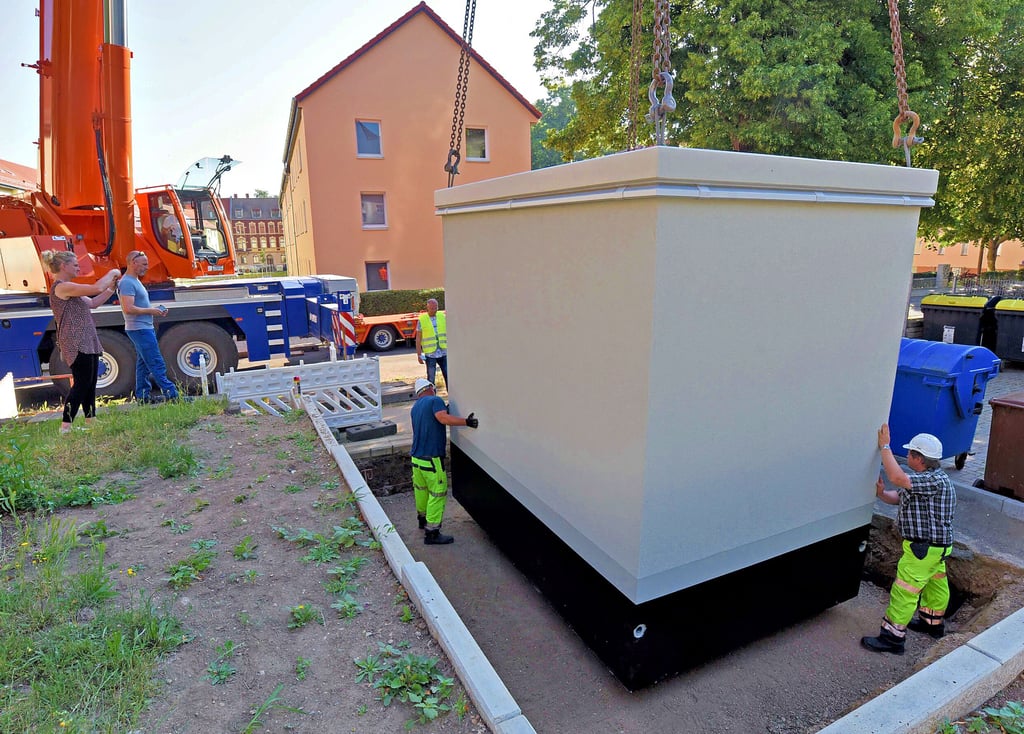 Punktlandung für die 23 Tonnen schwere Trafostation.