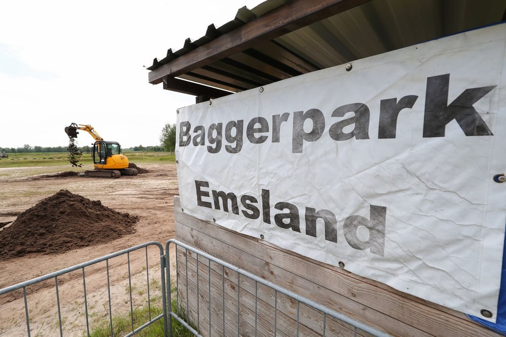 Ein Bagger ist im Einsatz im Baggerpark Emsland. Privatleute können auf dem Gelände Baufahrzeuge vom Minibagger bis zum 21-Tonnen Bagger ausprobieren.