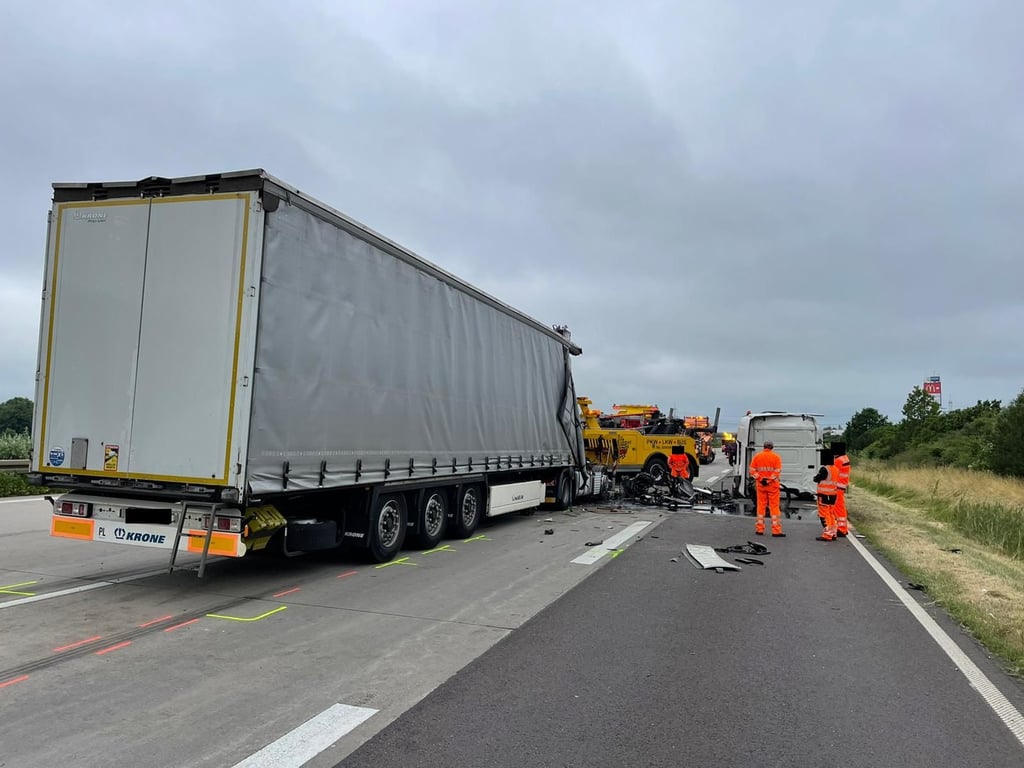 Ein Lkw fuhr einem anderen Laster auf - zwei Personen wurden schwer verletzt.