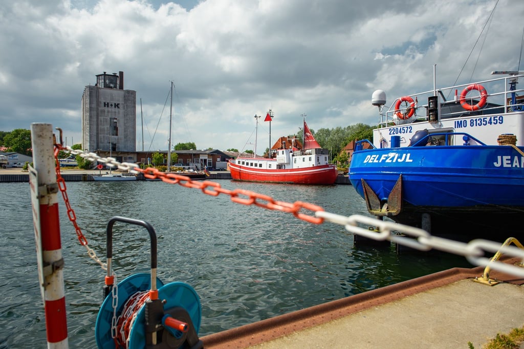 Fracht- und Transportschiffe liegen in einem Pier im Kommunalhafen Burgstaaken.