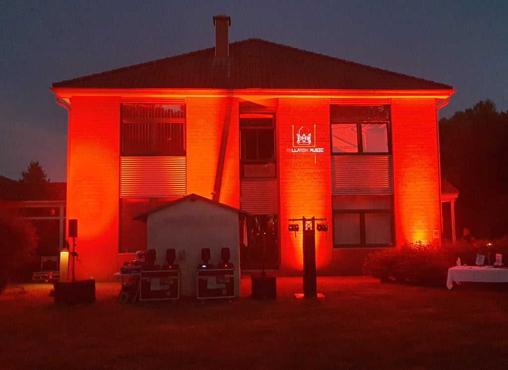 Das Technologie- und Gründerzentrum in Roßdorf ist am Dienstagabend rot angestrahlt worden.