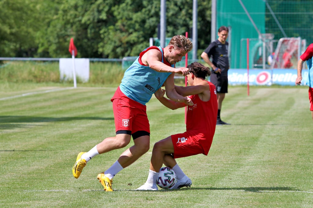 Sturmzugang Justin Eilers (l.) im Duell mit Jan Shcherbakovski. Trainer Florian Schnorrenberg ist ein aufmerksamer Beobachter im Hintergrund.