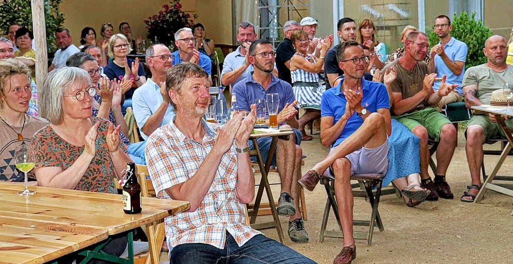 Das Jubiläumskonzert des Kavaliershauses Krumke war ausverkauft. Nach den Corona-Beschränkungen lechzen die Menschen nach Normalität.