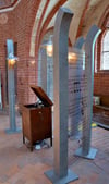 Ein beeindruckendes Bild in der Marienkirche in Stendal: Das Grammophon spielt beschwingte Schlager der Zeit, ist dabei „eingesperrt“ im Stacheldraht-Zaun.