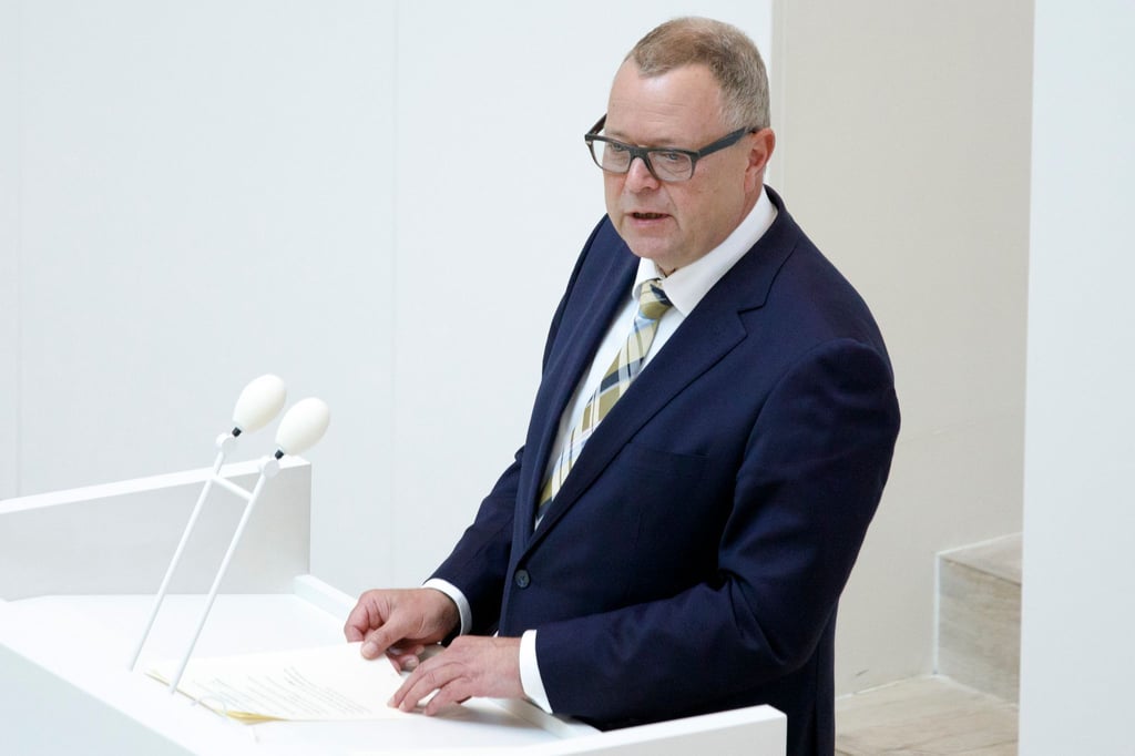 Der Minister des Innern und für Kommunales Michael Stübgen spricht in der Debatte der Sitzung des Landtags in Brandenburg.
