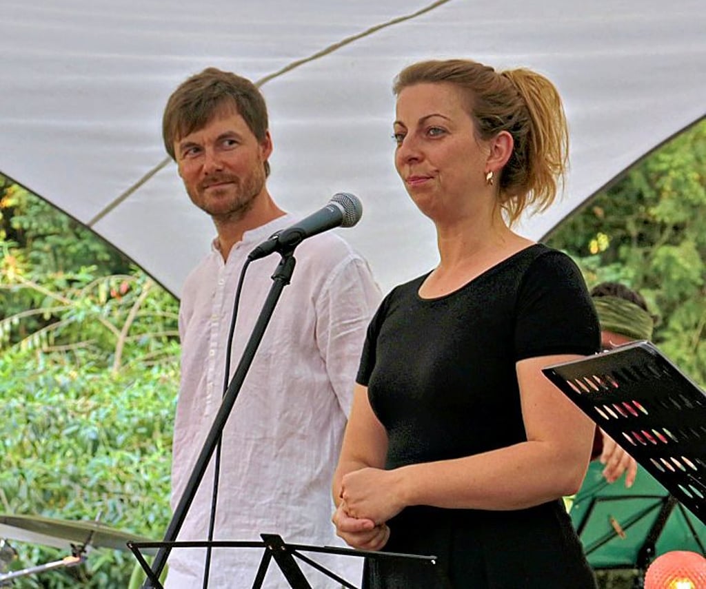 Enrico Potzesny und Annegret Spillner genossen das „Zurücksein“ auf und neben der Bühne des Kavaliershauses Krumke.