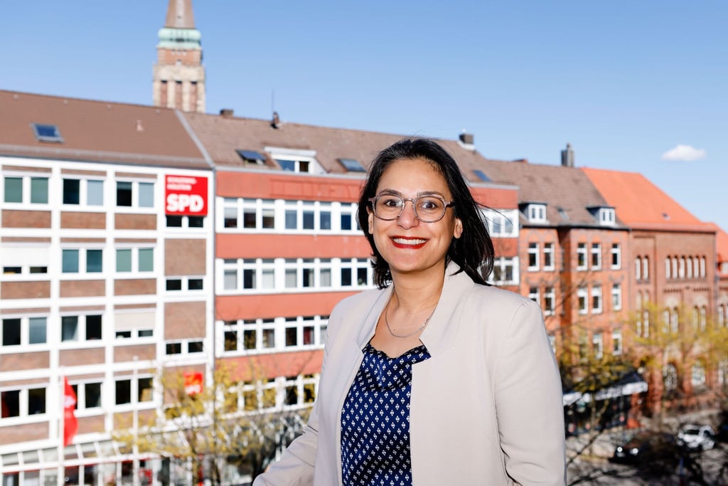 Serpil Midyatli, SPD-Landesvorsitzende, schaut in die Kamera.