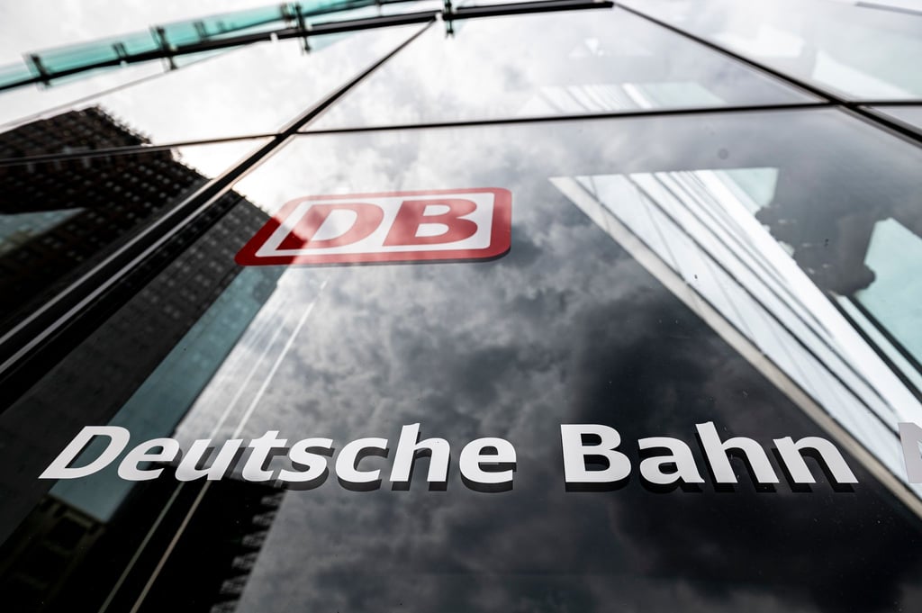 Der Schriftzug mit Logo steht an der Zentrale der Deutschen Bahn am Potsdamer Platz.