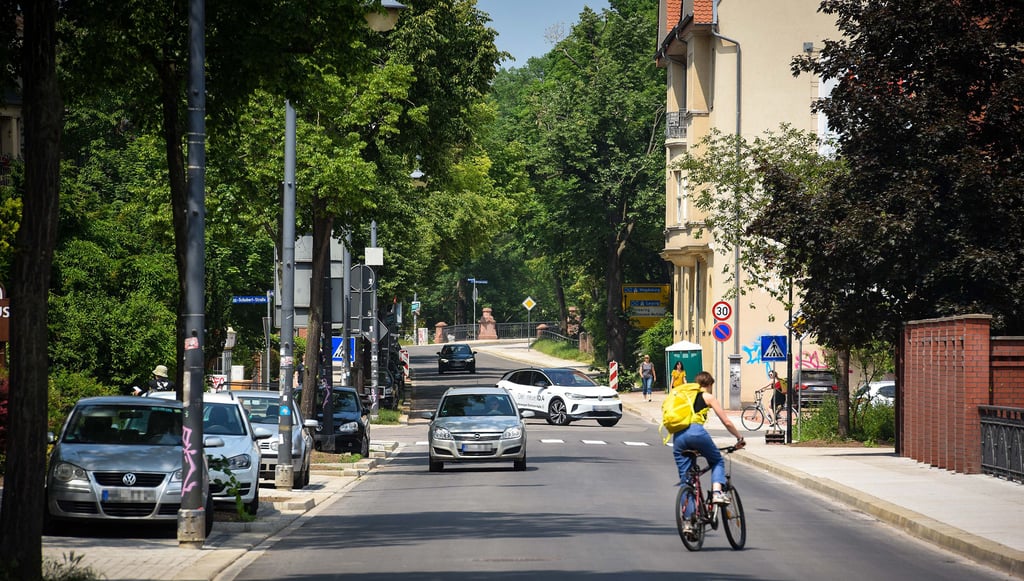 Blick auf den Robert-Franz-Ring in Halles westlicher Innenstadt. Noch fehlen dort die weißen Linien auf der Straße.