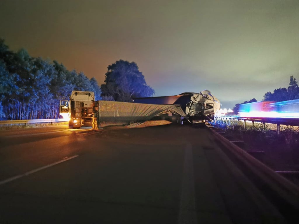 Die Unfallstelle auf der A2 bei Schackensleben. die Räumarbeiten dauern an.