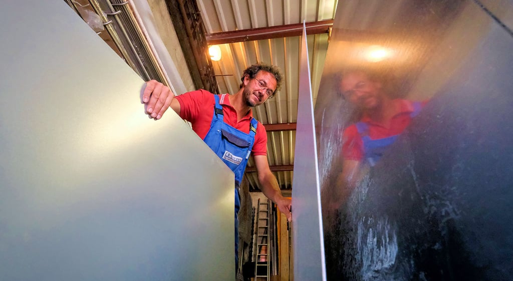 Sven Tietze, Werkstattmeister der Firma Kindermann, kontrolliert im Lager die Flachmaterialien wie Bleche. Diese sind im Preis extrem gestiegen.