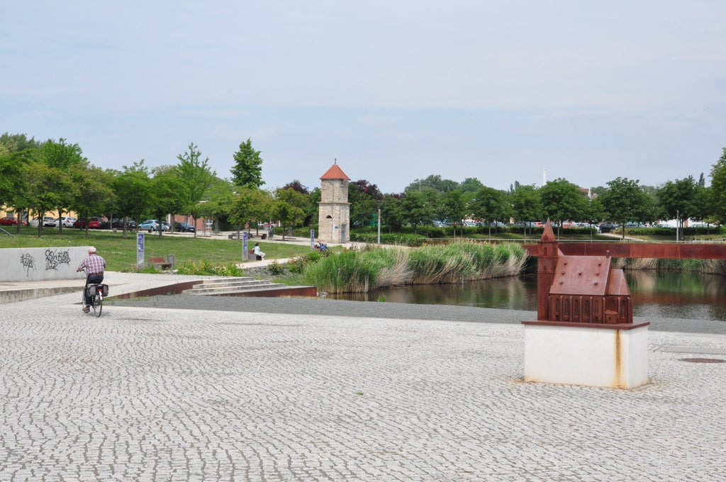 Blick auf den Staßfurter Stadtsee auf der Fläche des historischen Zentrums der Stadt. Wegen einer Absenkung musste es einst zu großen Teilen abgerissen werden.
