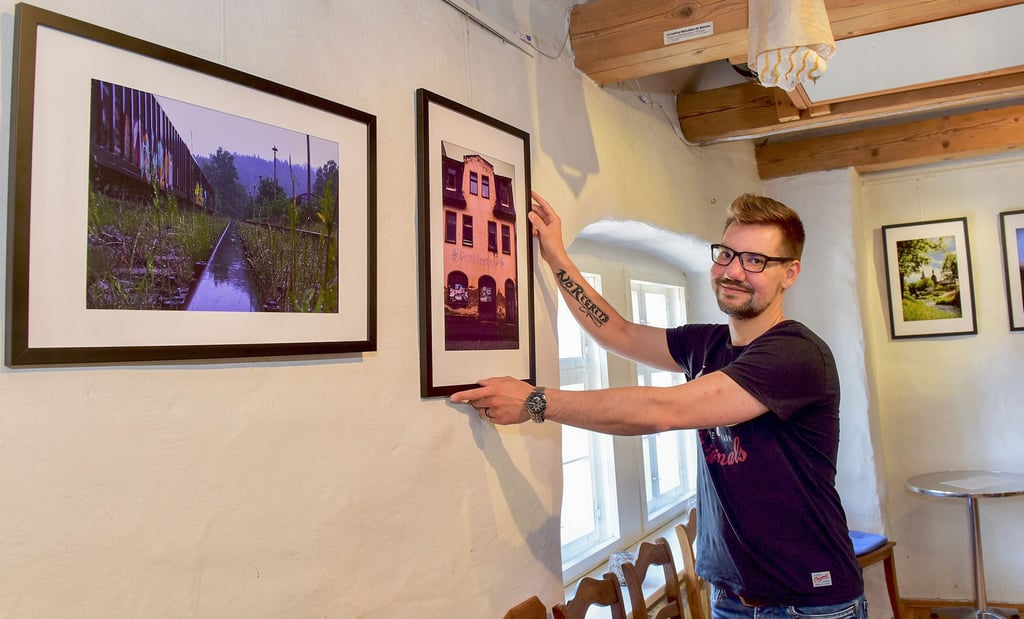 Sebastian König stellt noch bis 2. Juli seine Fotografien über Hettstedt im Kunstzuckerhut aus.