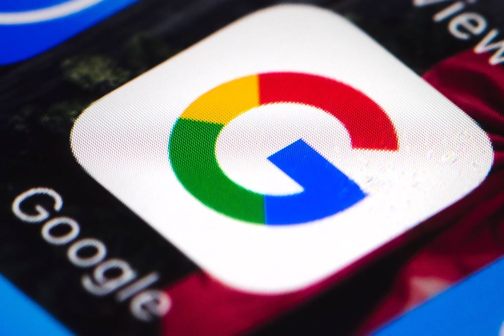 Das Google-Logo auf einem Smartphone.